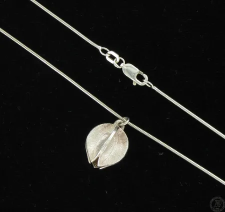 Kaulaketju Kalevala Korun lumikukka riipuksella, pituus 50cm, riipuksen korkeus 17mm, 925, paino 8,0g Vikt: 8   g