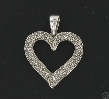 Sydänriipus timanteilla 62xn.0.005ct valkokulta, 585, paino 2,2g Vikt: 2,2 g