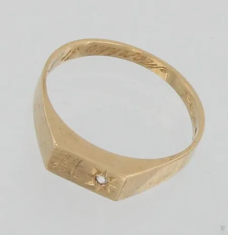Tmanttikantasormus 1xn.0.007ct, kaiverrettu, koko 16¼, 585, paino 1,8g Vikt: 1,8 g