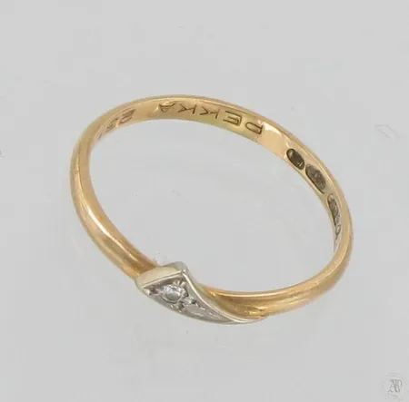 Timanttisormus 1xn.0.02ct, kaiverrettu, koko 16¼, 585, paino 1,3g Vikt: 1,3 g