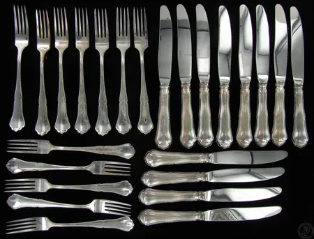 12 haarukkaa ja veistä Chippendale (24 kpl), puulaatikoissa, 830 ja 830br, paino 440,5g ja 995,0g. Nouto ainoastaan myymälästä!
 Vikt: 724,2 g