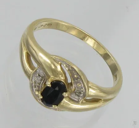 Sinisafiirisormus timanteilla, 2xn.0,005ct, koko 18½, 585br, paino 3,7g Vikt: 3,7 g