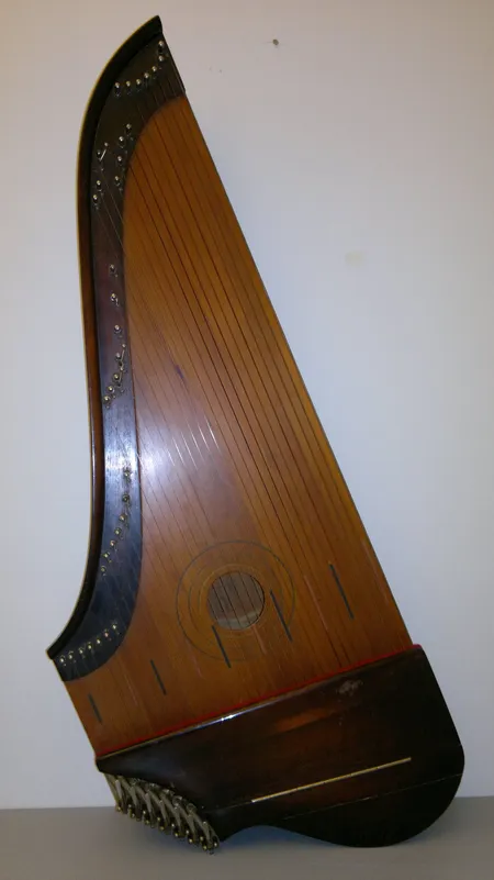 Konserttikannel Paul Salminen Helsinki, kantele no.95 patentti 11488, laukussa.