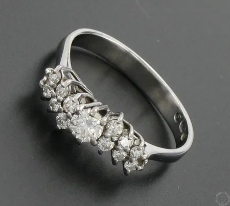 Timanttisormus 1xn.0.20ct 12xn.0.01-0.02ct, valkokulta, koko 17¾, 585, paino 3,3g Vikt: 3,3 g