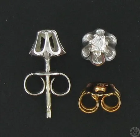 Timanttikorvakorut 2xn.0.05ct, valkokulta, toisessa keltakultainen tausta 750, 585-750, paino 1,1g Vikt: 1,1 g