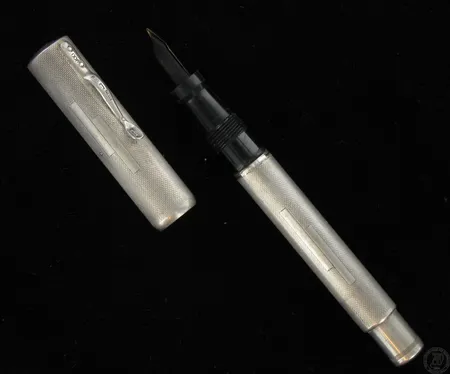 Hopeakynä, korkeus 120mm, kaiverrettu, 813br, paino 19,9g Vikt: 19,9 g