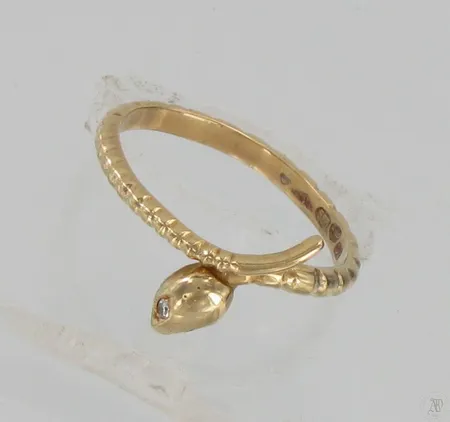 Käärmesormus timanteilla 2xn.0.01ct, koko 18, 585, paino 2,5g Vikt: 2,5 g