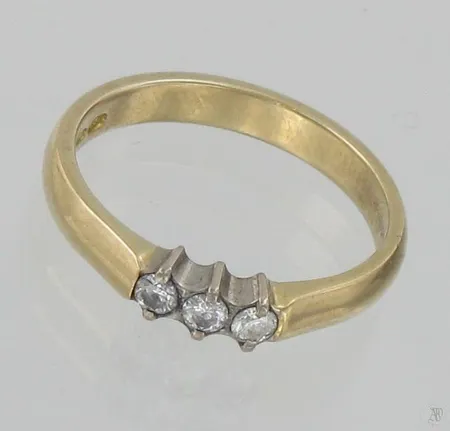 Timanttisormus 3xn.0.05ct, Tillanderin aitoustodistus, koko 17½, 750, paino 3,8g Vikt: 3,8 g