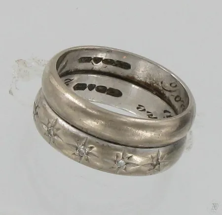 Timanttisormus 5xn.0.01ct, valkokulta, kaiverrettu, koko 15¼, 585 ja 750, paino 5,8g Vikt: 5,8 g