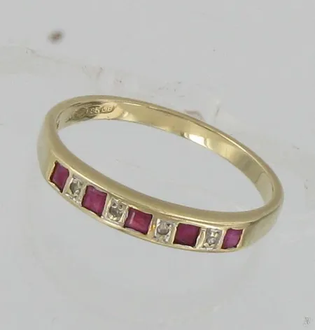 Timanttisormus kivillä 4xn.0.005ct, koko 16¾, 585br, paino 1,6g Vikt: 1,6 g