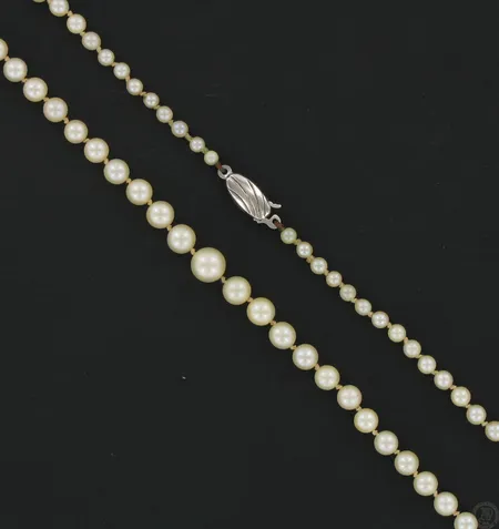 Helminauha hopealukolla, helmien Ø 3-7mm, pituus 54cm