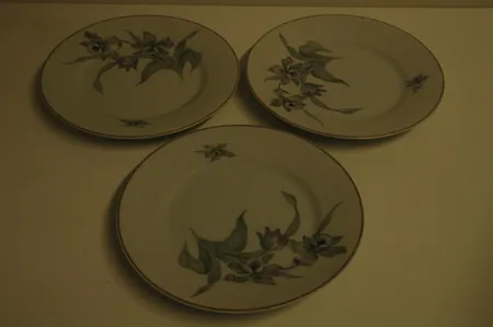 Kolme Arabian ruokalautasta 1940-luvun lopulta piippuleimalla, käytön jälkiä, Ainoastaan nouto myymälästä