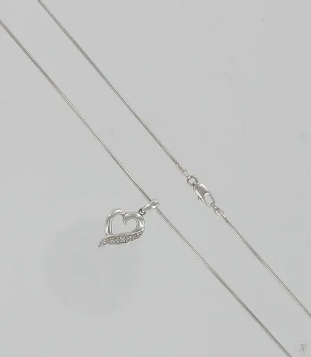 Kaulaketju sydäntimanttiriipuksella 7xn.0,005ct, valkokulta, pituus 42cm, 585, paino 5,2g Vikt: 5,2 g