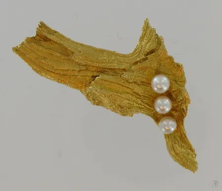 Helmirintakoru, kaiverrettu, vuodelta 1972, 585br, paino 12,5g, tekijän leima NW Vikt: 12,5 g