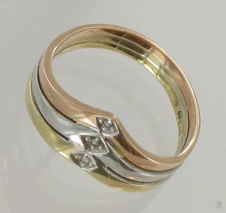 Timanttisormus kolmiväri, koko 17¼, 3xn.0,005ct, 585, paino 3,3g Vikt: 3,3 g