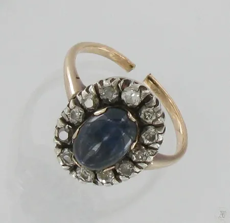 Timanttisormus sinisafiirilla, 12xn.0,04-0,07ct, vanha hiontaisia, viallinen, 585, paino 4,2g, runko poikki. Vikt: 4,2 g