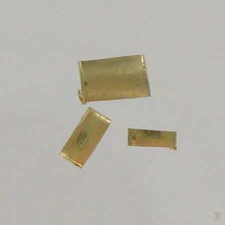Kolme kultapalaa, 585, paino 0,5g Vikt: 0,5 g