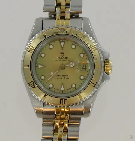 Naisten rannekello Tudor Princess Oysterdate Lady-Sub, metallirannekeella, Ø 27mm, runko kulunut ja naarmuilla, hihna venynyt.