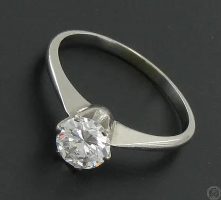 Timanttisormus 1xn.1.15ct, valkokulta, koko 19½, 750, paino 4,0g, vuodelta 1979, tekijäleima AT Vikt: 4   g
