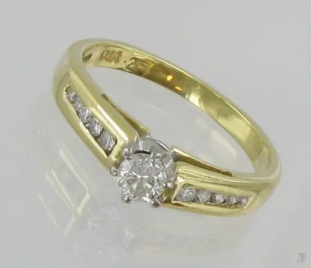 Timanttisormus 1xn.0.15ct 10xn.0.005-0.01ct, kaiverrettu, koko 15½, 750, paino 2,6g Vikt: 2,6 g