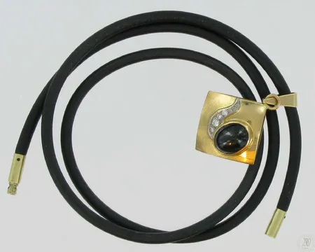 Timanttiriipus kivellä 1xn.0,03ct 3xn.0,01-0,02ct kaivertamaton 750br paino 6,6g ja kaulanauha kultalukolla pituus 51cm Vikt: 6,6 g
