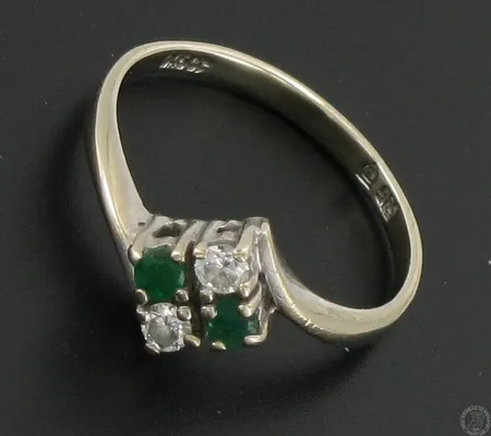 Kivisormus timanteilla 2xn.0.08ct, valkokulta, koko 18¾, 585br, paino 2,8g, yhdessä kivessä lohkeama Vikt: 2,8 g