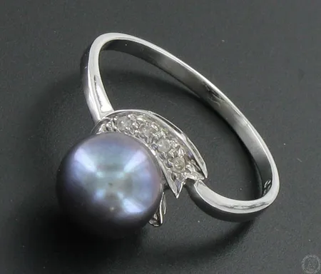 Helmisormus timanteilla 5xn.0.005ct, Øn.8mm, valkokulta, koko 18¼, 585br, paino 2,4g Vikt: 2,4 g