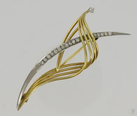 Rintaneula timanteilla 1xn.0.03ct 15xn.0.005ct, kelta- valkokulta, mitat 20x55mm, 585, paino 5,6g Vikt: 5,6 g
