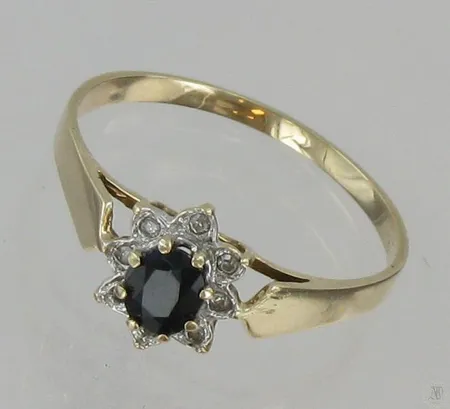 Sinisafiirisormus timanteilla 8xn.0.005ct, koko 18¼, 585br, paino 1,7g Vikt: 1,7 g