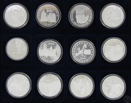 12 hopeamitalia laatikossa, Helsingin Olympialaiset 1952, Turun Akatemia 1640, Porvoon Valtiopäivät 1809, Routavuodet 1899-1905, Aino Ackte 1876-1944, Kaarle Knuutinpoika 1448, EU-jäsenyys 1995, ABC-kirja 1543, Nuijasota 1596-1597..., 925, paino 312,0g Vikt: 312   g