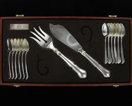 12 kakkulusikkaa, kakkuhaarukka ja kakkulusikka Chippendale, 830 ja 830br, paino n.140g ja 121,5g Vikt: 261   g