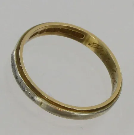 Timanttisormus, 5xn.0.005ct, kaiverrettu, koko 19½, 750, paino 3,7g Vikt: 3,7 g
