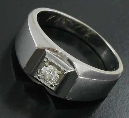 Timanttisormus, 1xn.0,20ct, kaiverrettu, koko 19, 750vk, paino 7,4g Vikt: 7,4 g