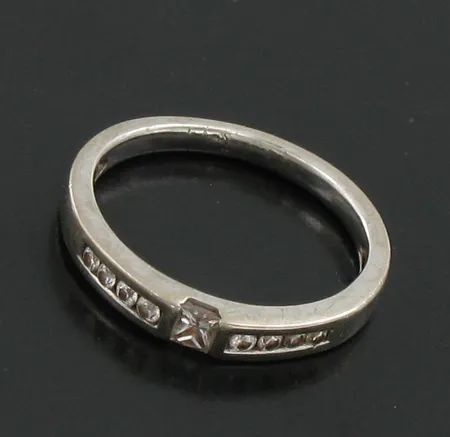Timanttisormus valkokultaa 1xn.0.12ct 8xn.0.005-0.02ct, koko 16½, 585, paino 2,7g Vikt: 2,7 g