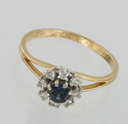 Timanttisormus sinisafiirilla 8xn.0.03ct, kaiverrettu, koko 18½, 750, paino 3,0g Vikt: 3   g