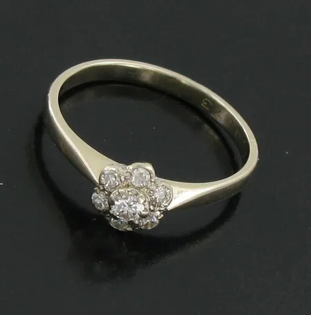 Timanttisormus valkokulta 1xn.0.08ct 6xn.0.02ct, kaiverrettu, koko 17, 750, paino 2,0g Vikt: 2   g