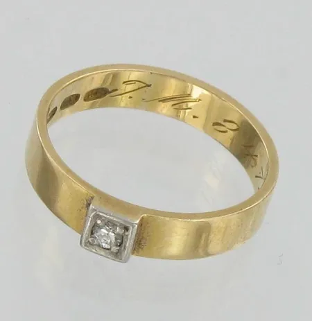 Timanttisormus 1xn.0.05ct, kaiverrettu, koko 18¼, 750, paino 3,9g Vikt: 3,9 g