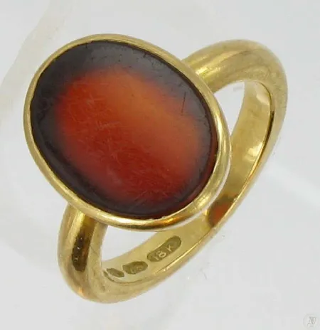 Kivisormus, kivessä naarmuja, kaiverrettu, valmistettu 1929, koko 17¾, 750br, paino 7,9g Vikt: 7,9 g