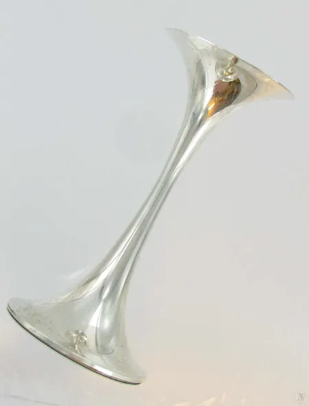 Hopeinen kynttilänjalka, kaiverrettu, Trumpetti, Tapio Wirkkala, korkeus 14,5cm, 830br, paino 189,6g Vikt: 189,6 g