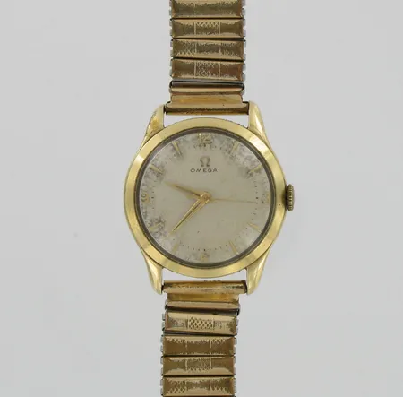 Miesten kultarannekello Omega, kaiverrettu, ranneke metallia ja viallinen, käytön jälkiä, taulun Ø 32mm, 585br, paino 59,2g Vikt: 59,2 g