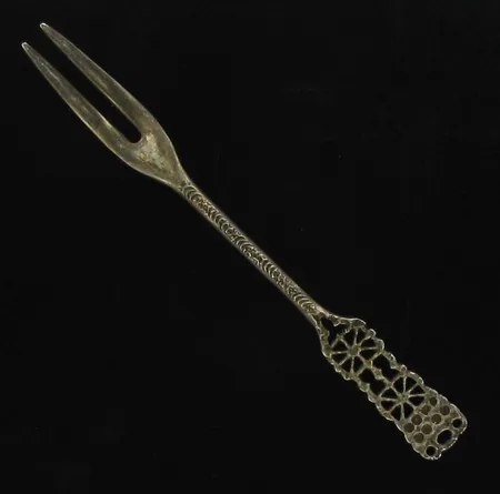 Leikkelehaarukka P.Sarpaneva, pituus 130mm, 830, paino 12,7g Vikt: 12,7 g