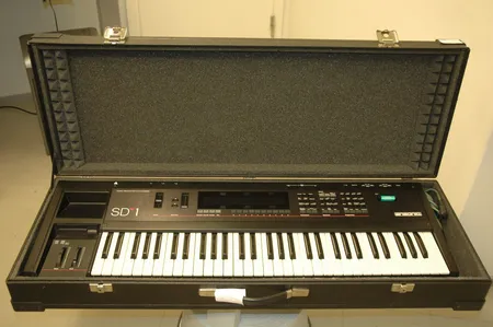 Syntetisaattori Ensoniq sd-1, kantolaukku. Nouto ainoastaan myymälästä