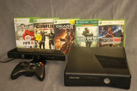 Pelikonsoli Xbox 360 250gb kinect, yksi ohjain ja kolme peliä. Nouto ainoastaan myymälästä.