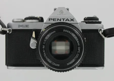 Kameranrunko Pentax ME ja objektiivi Asahi smc Pentax-M 1:17 50mm, käytön jälkiä