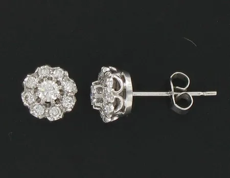 Timanttikorvakorut 2xn.0.15ct 16xn.0.02ct, Ø n.8,5mm, valkokulta, 585, paino 2,4g Vikt: 2,4 g