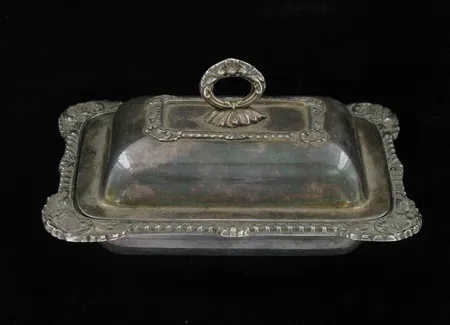 Koristerasia, kaiverrettu, mitat 110x75x60mm, metallia