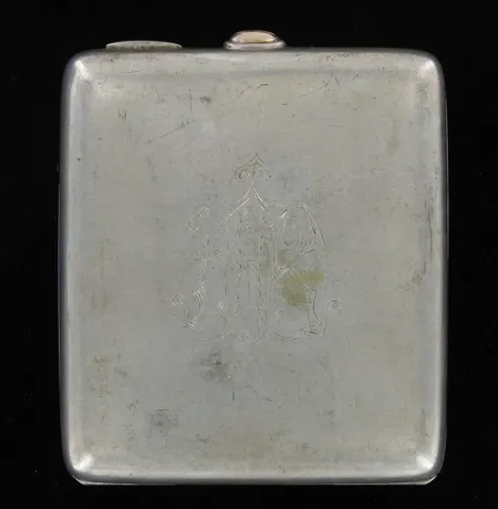 Savukerasia, mitat 90x80mm, kaiverrettu, vuodelta 1933, 813, paino 108,4g, takakannessa lommo Vikt: 108,4 g