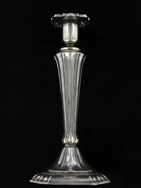 Kynttilänjalka, kaiverrettu, korkeus 210mm, 830br, paino 232,6g Vikt: 232,6 g