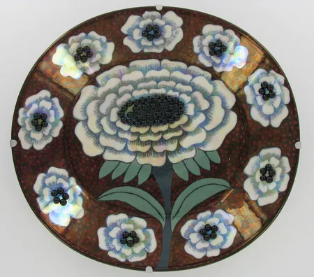 Seinälautanen, design Birger Kaipiainen, Arabia, ''Fiori'', 78/2000, vuodelta 1983, Ø n.250mm. Hintaan lisätään Tekijänoikeuslain mukainen jälleenmyyntikorvaus 5%, johon lisäämme voimassa olevan alv:n mikäli viimeinen huutohinta ylittää 255,00 euroa.