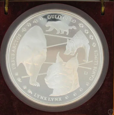 Hopeamitali, Suomen suurpedot, 0024/1000, 999, paino 1000,0g, puulaatikossa joka on mitalin kannatin saranoista rikki Vikt: 1000   g